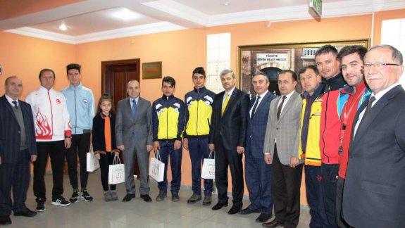 Okullar Arası Türkiye Şampiyonalarında Dereceye Giren Sporcularımız, Sayın Kaymakamımız Cengiz ÜNSAL’ı ziyaret etti.